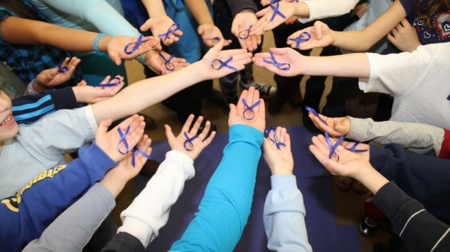 diabetes+awareness+school+children+hold+blue+ribbon