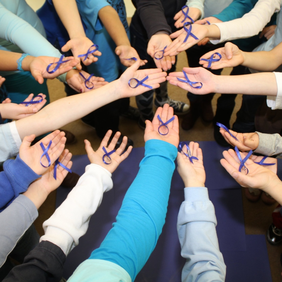 diabetes+awareness+school+children+hold+blue+ribbon