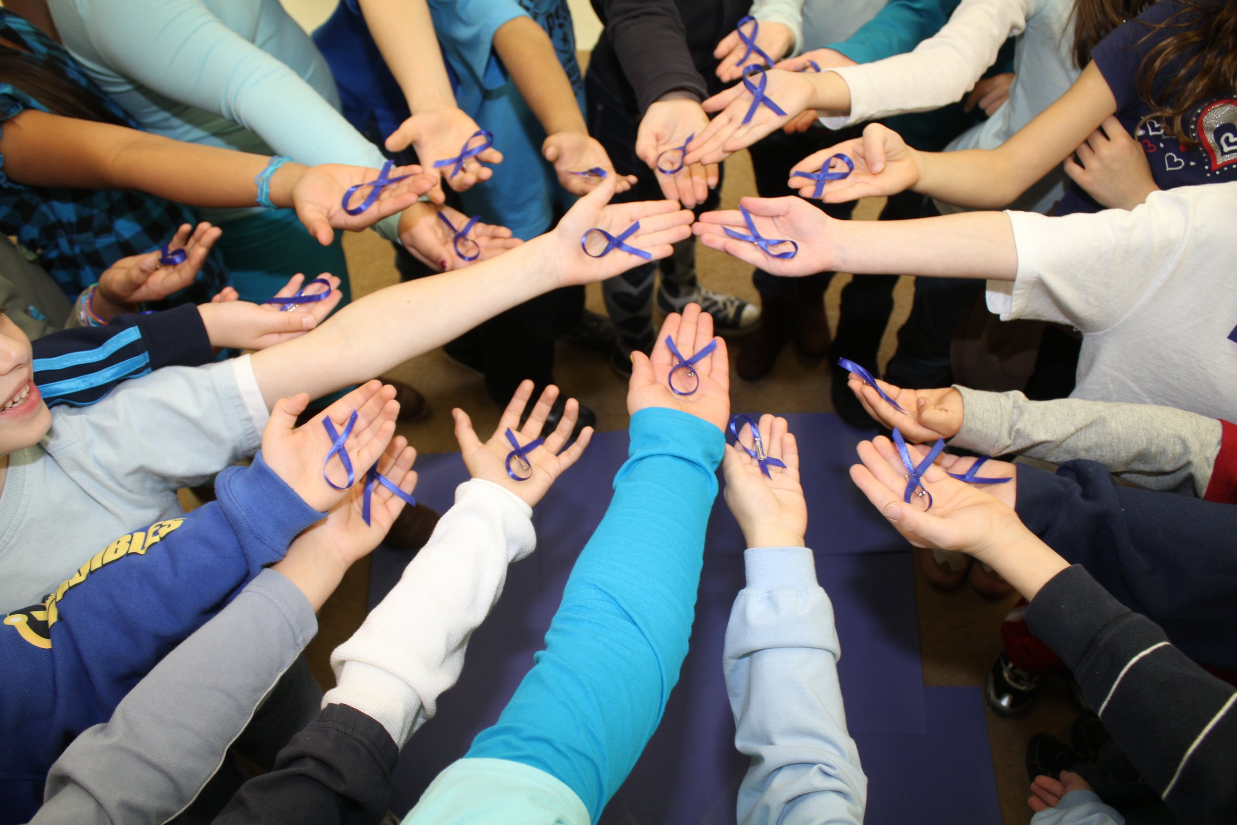 diabetes+awareness+school+children+hold+blue+ribbon